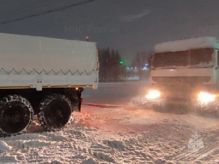 На орловских дорогах застряли машина скорой помощи и мусоровоз