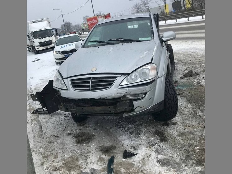Под Воронежем столкнулись 3 автомобиля: пострадали пешеход и водитель