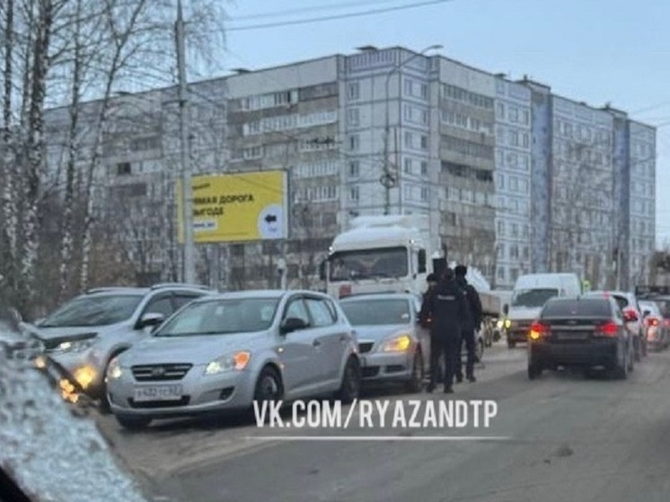 Утром 19 февраля из-за ДТП на улице Октябрьской в Рязани образовалась пробка