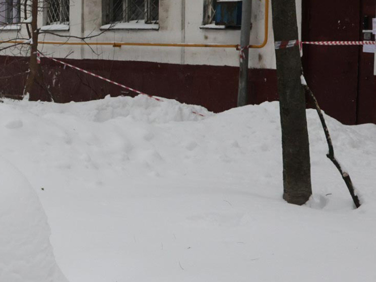 Первоклассница получила переломы пяточных костей, прыгнув в сугроб со 2-го этажа в жилом доме на севере Москвы