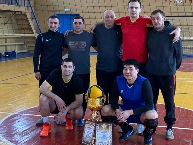 В райцентре Калмыкии мужчины соревновались в волейболе