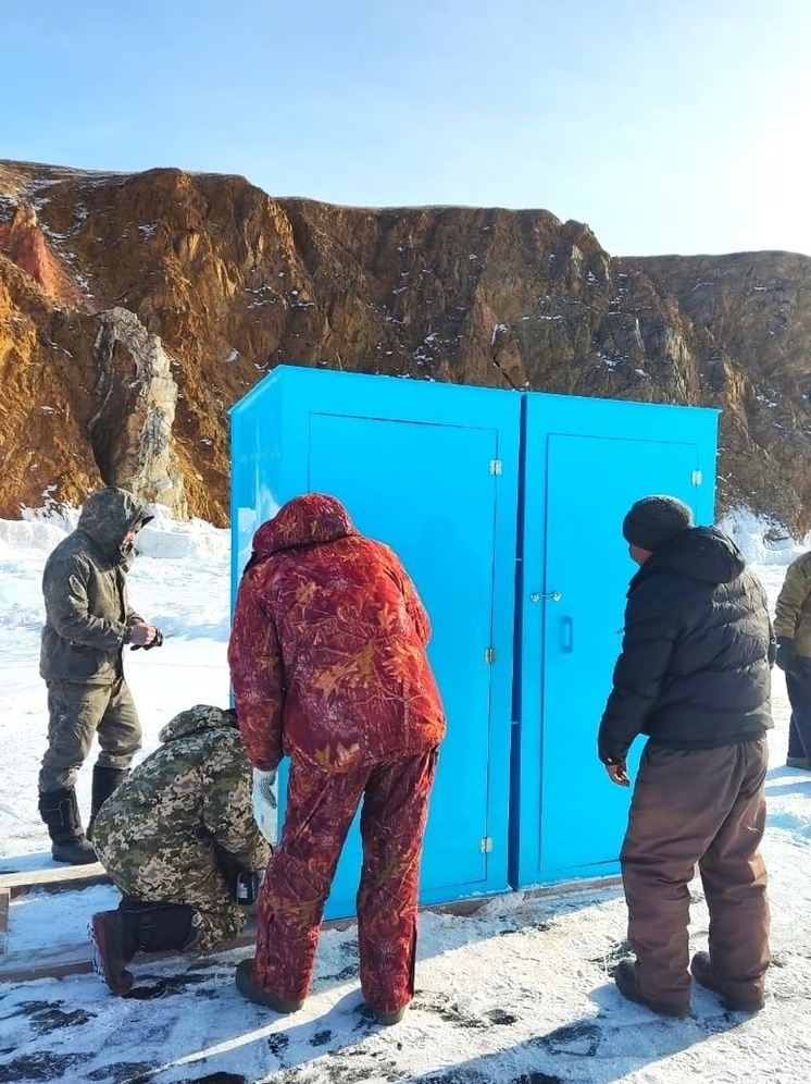 Сезонные туалеты устанавливают на льду Байкала неподалеку от Ольхона