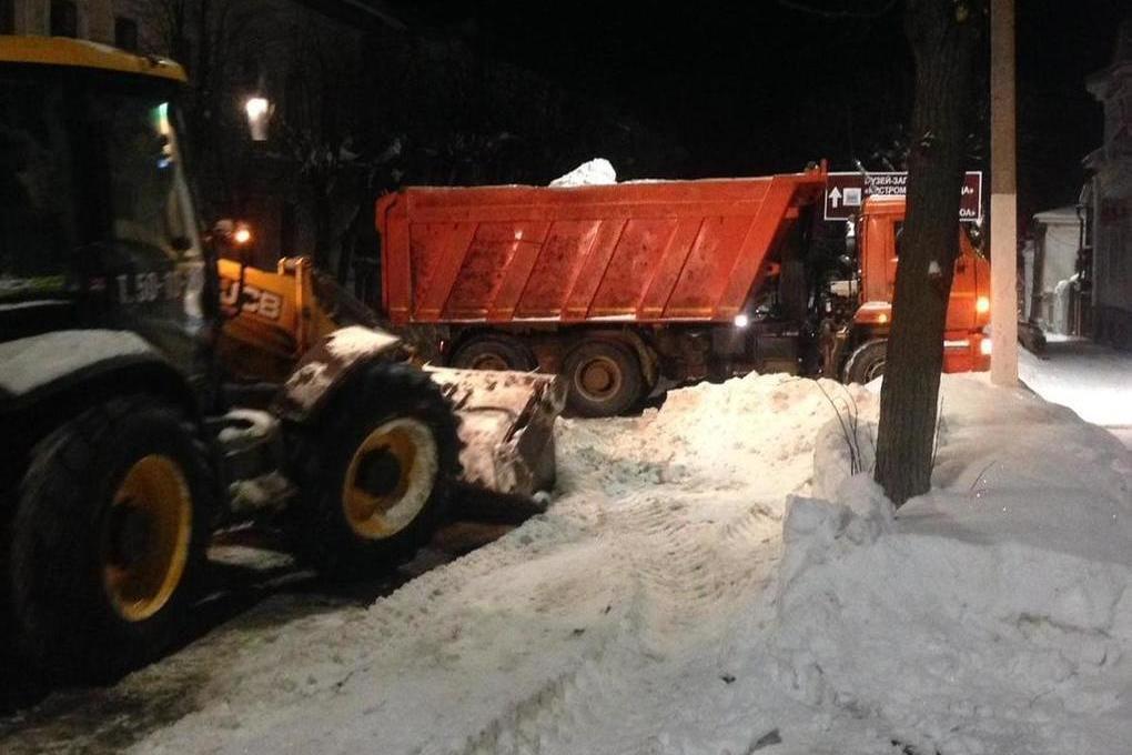После воскресных снегопадов с улиц Костромы вывезено пять тысяч кубов снега