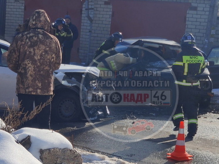 В Курске в ДТП на улице Черняховского пострадала пассажирка Volkswagen Golf