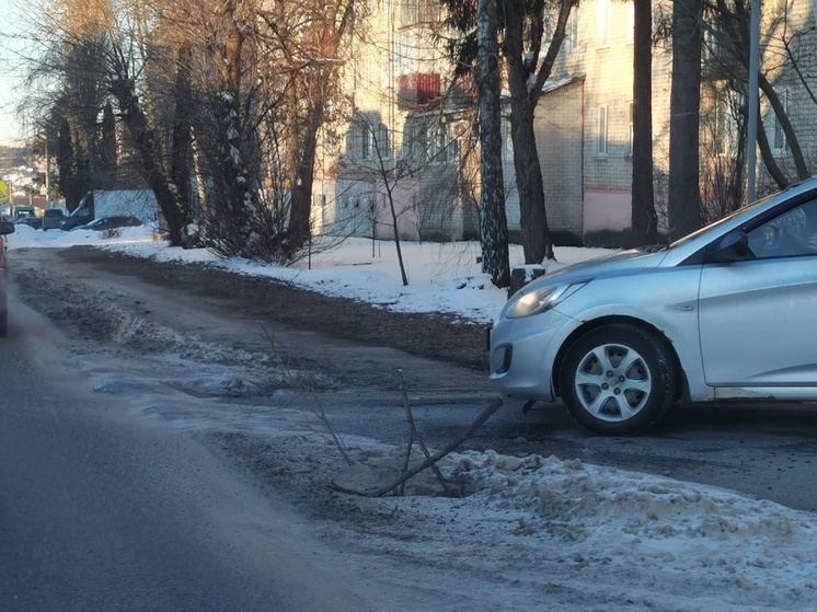 В Курске на улице Красный Октябрь провалился люк