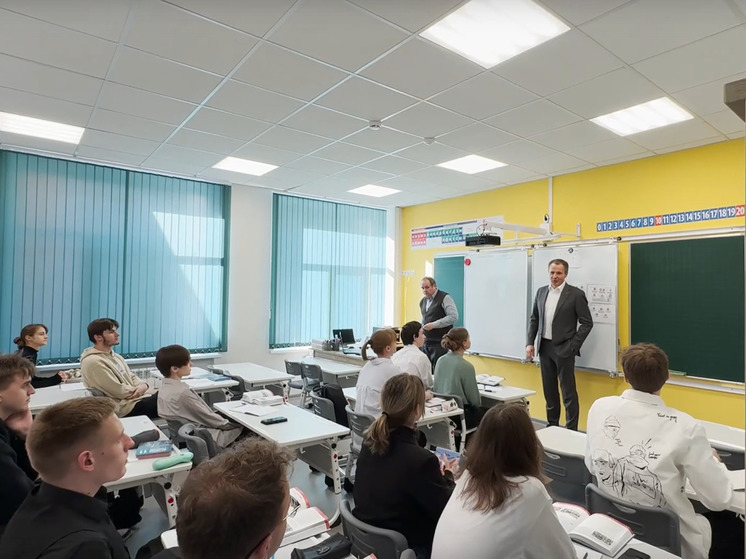 Белгородский губернатор проверил организацию очного обучения в школе облцентра