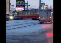На улице Малахова в районе ТЦ Весна в Барнауле произошло ДТП с участием трамвая. Движение в сторону Сухэ-Батора оказалось перекрыто.