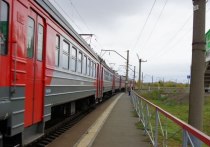 В Алтайском крае 23-го февраля и 8-го марта изменится расписание пригородных поездов. Несколько электричек на время праздников отменят. 