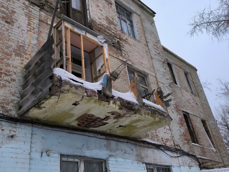 Опасные руины аварийных домов под Воронежем облюбовали дети