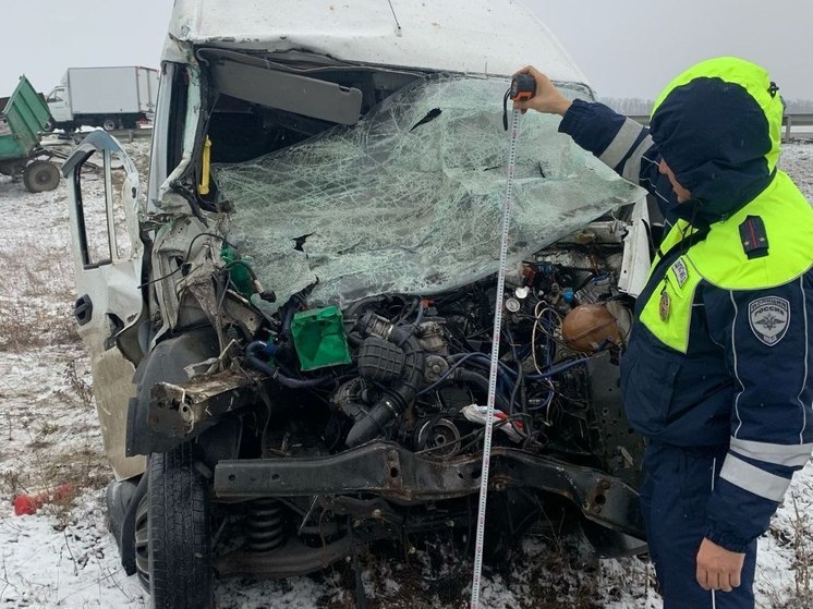 71-летний водитель пассажирской маршрутки спровоцировал ДТП с трактором на Ставрополье