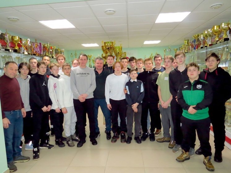 Юные хоккеисты новочебоксарского «Сокола» встретились с участником СВО