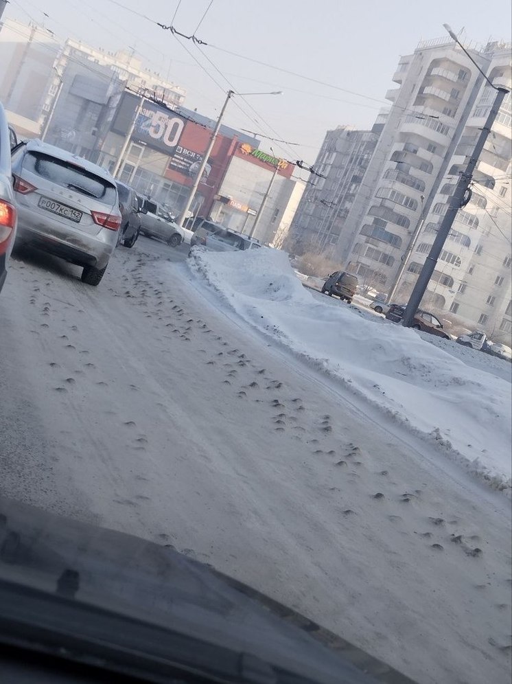 Ледяные штыри на дороге разгневали новокузнечанина