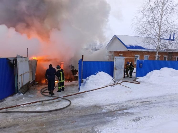 В Липецкой области пожарные отстояли от огня дом, машину и трактор