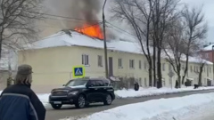 В подмосковной Шатуре огонь охватил крышу двухэтажного дома: видео