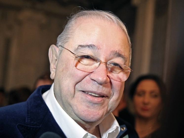 Mash: юмориста Евгения Петросяна выписывают из больницы после операции на руке