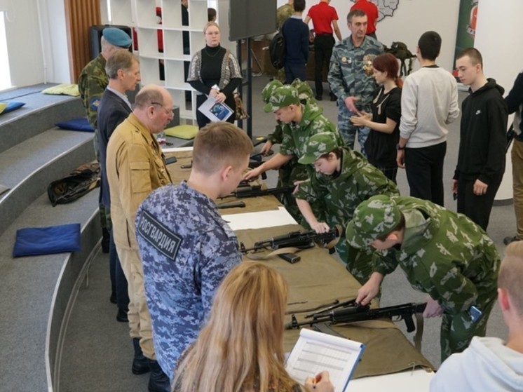 Новгородские росгвардейцы провели занятия для молодежи по военным дисциплинам