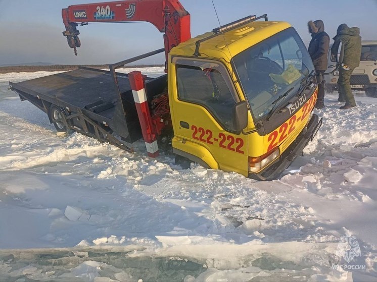 На Байкале в Бурятии провалился под лед внедорожник