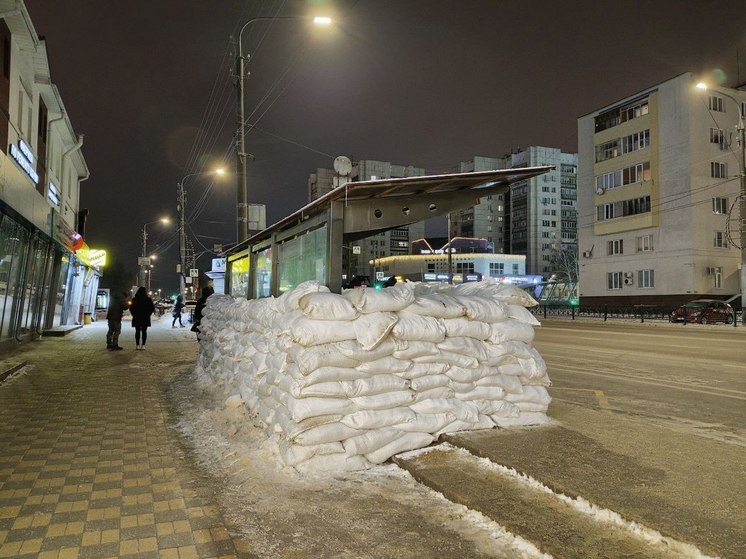 Мешки с песком на остановках Белгорода заменяют на другие сооружения