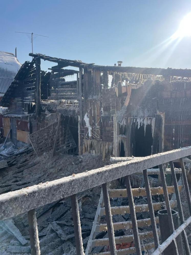 Специалисты обследовали сгоревший дом на улице Усть-Керепеть в Томске