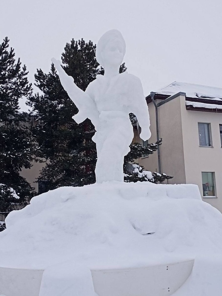 В Юрьев-Польском появился воин-интернационалист из снега