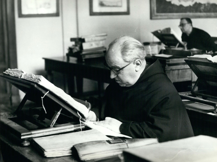 И продемонстрировал старинную реликвию