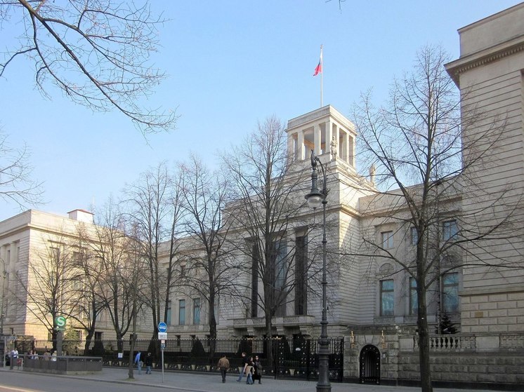 Берлинский суд запретил проецировать на посольство РФ кадры с Украины