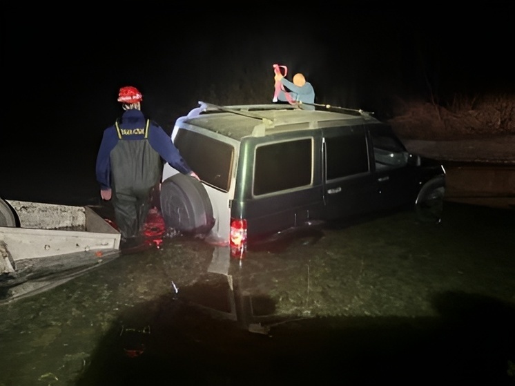 В Геленджике спасатели эвакуировали семью из Краснодара, которая застряла в реке на машине