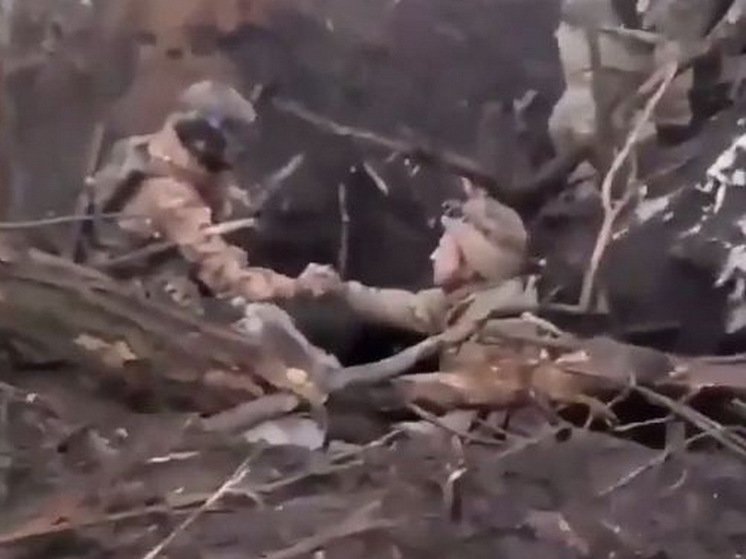 Российский военный пожал руку пленному солдату ВСУ, чтобы тот не боялся