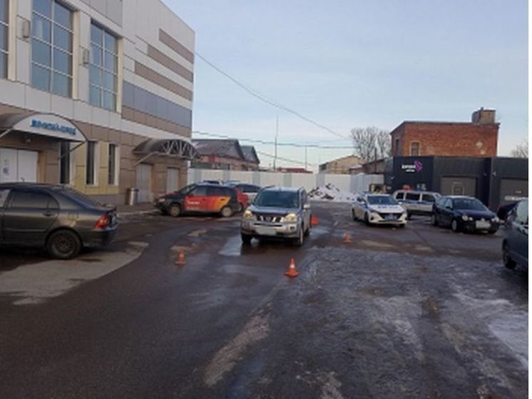 В Смоленске на парковке «Галактики» девочка попала под машину