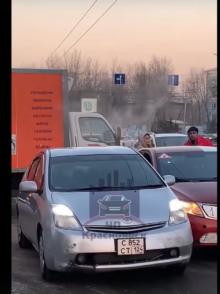 В Красноярске инструктор автошколы специально въехал в такси