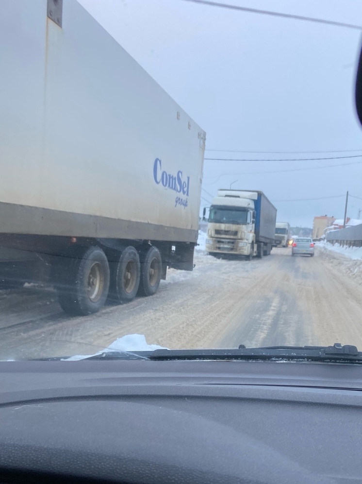 Жители Тутаева пожаловались на фуры