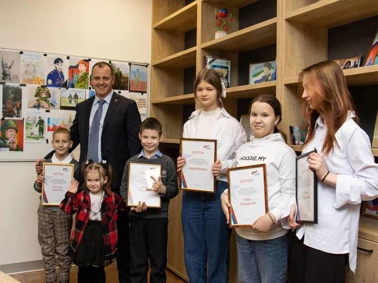 В Донецке наградили юных художников за участие в конкурсе “Нарисуй защитника Отечества”