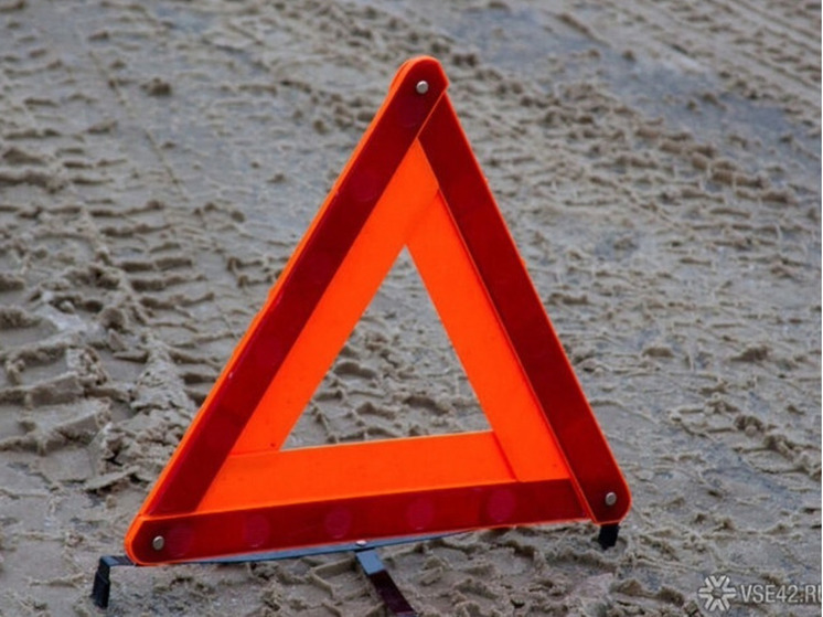 Легковушка врезалась в дорожный знак в Новокузнецке