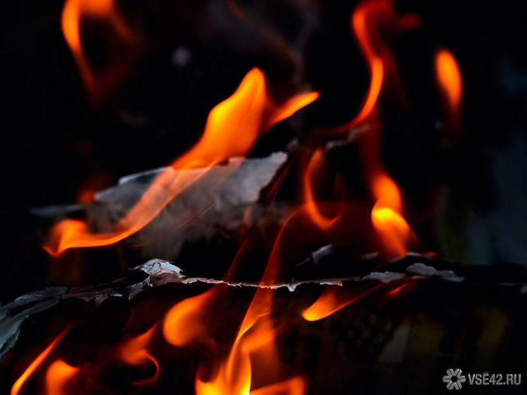 Более десятка пожаров потушили огнеборцы Кузбасса за сутки