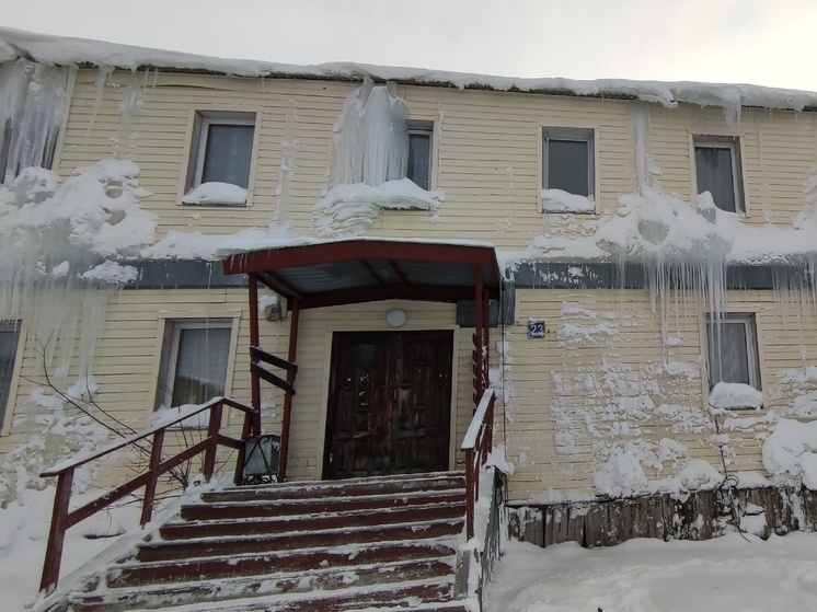 Дом в Салехарде оброс огромными ледяными глыбами