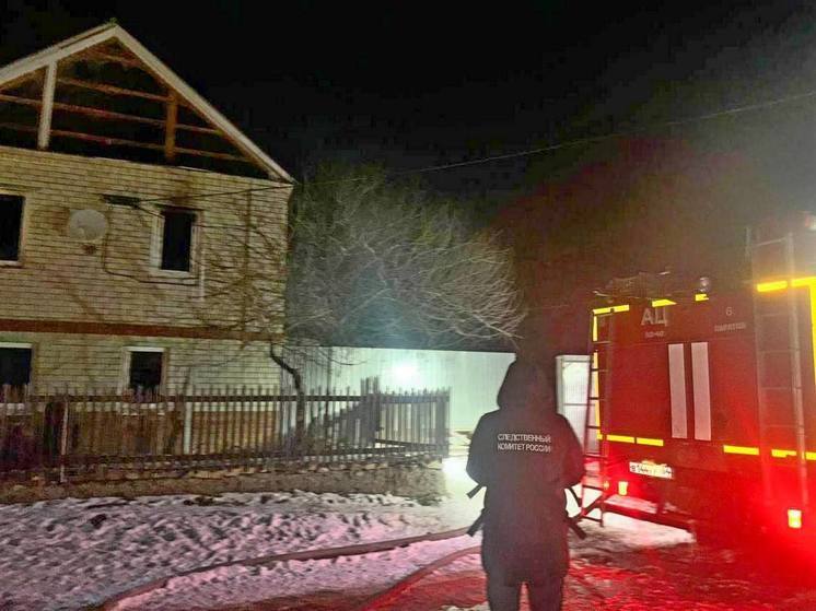 Мужчина погиб в пожаре, охватившем двухэтажный дом в Синеньких