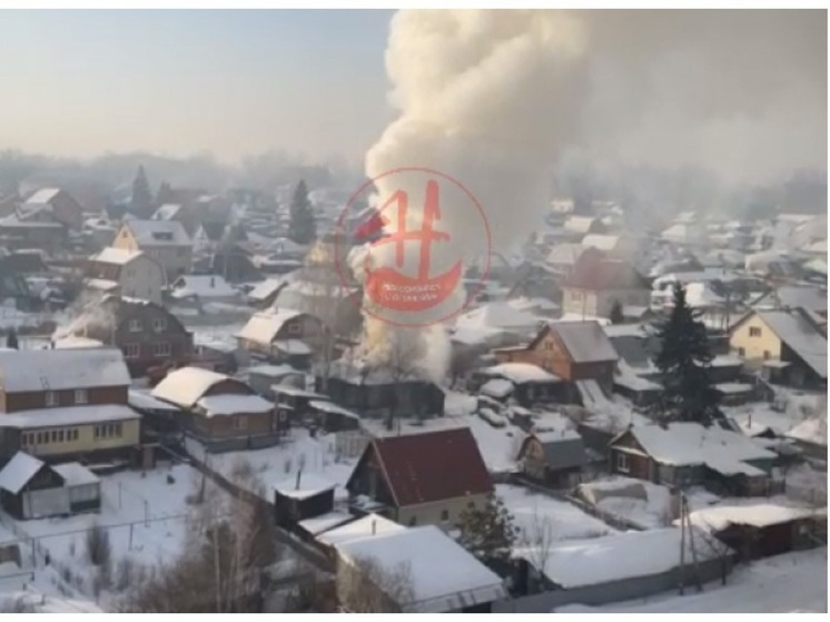 12 человек тушили пожар в частном доме в Первомайском районе Новосибирска