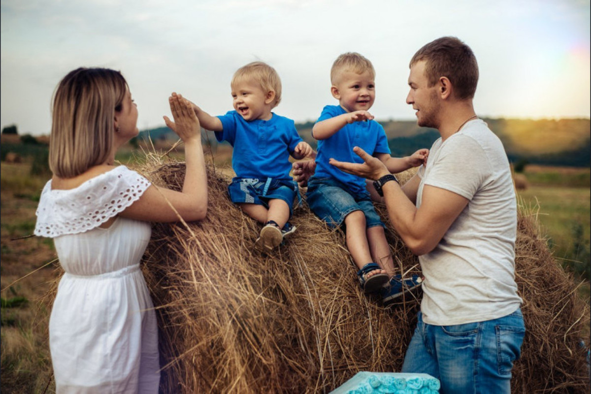 Российские семейные. Красивая семья. Семейная фотосессия на природе.