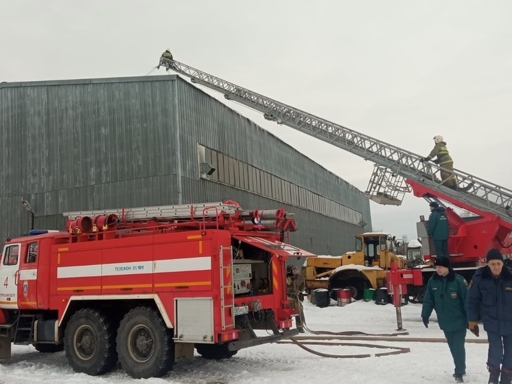 Огромный ангар загорелся в Карелии