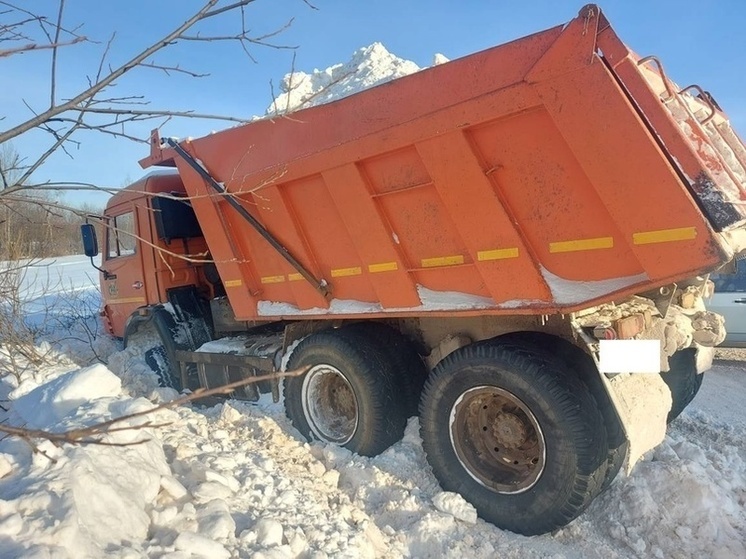 Девочка попала в больницу после столкновения легковушки с КАМАЗом в Великоустюгском округе