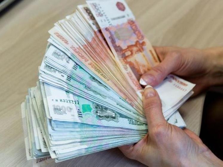 380 тысяч рублей и 200 долларов: мошенники обманули 96-летнюю бабушку из Омска