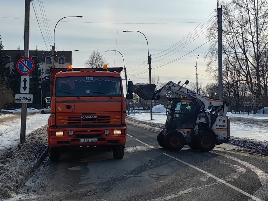 На работах по уборке Великого Новгорода задействована крупная техника 