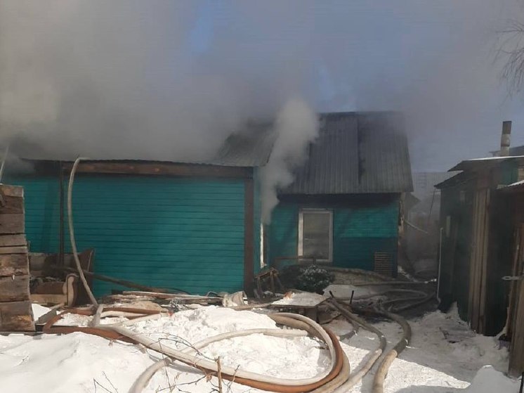 В частном доме в Барнауле произошел пожар площадью 100 «квадратов»