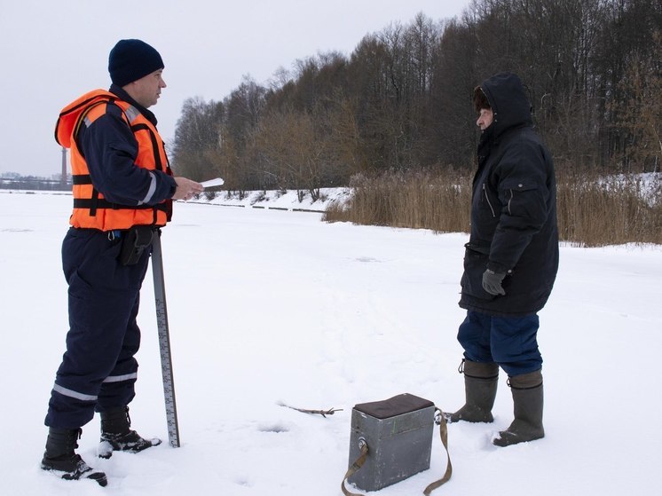 Об опасности льда в конце зимы предупредили спасатели