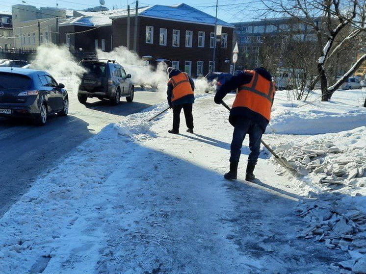 В Иркутске чистят тротуары ото льда