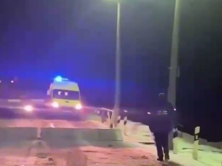 Медикам с тяжелым пациентом не дали проехать через переезд