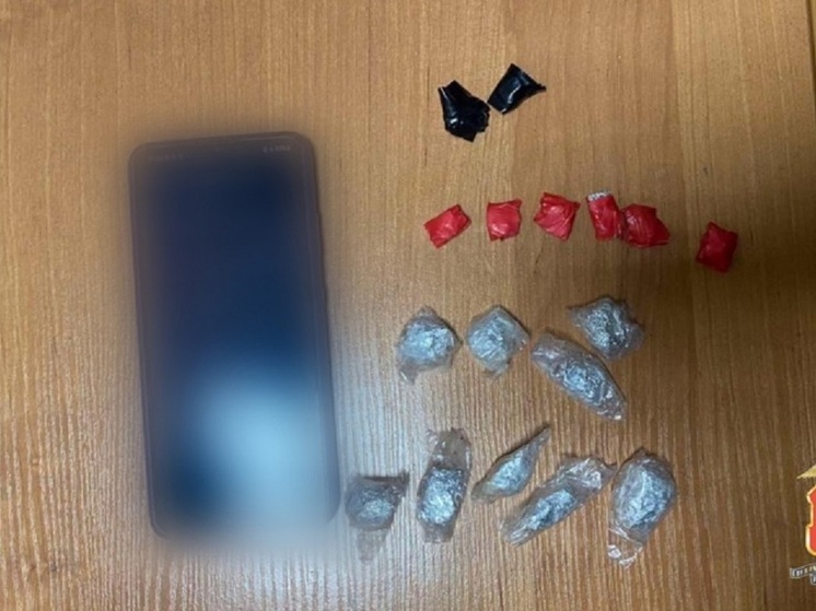 В Твери полицейские задержали мигранта с разноцветными свертками
