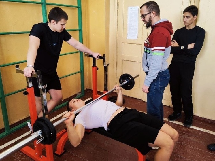 Состязания по силовому спорту среди юношей прошло в Новоазовске