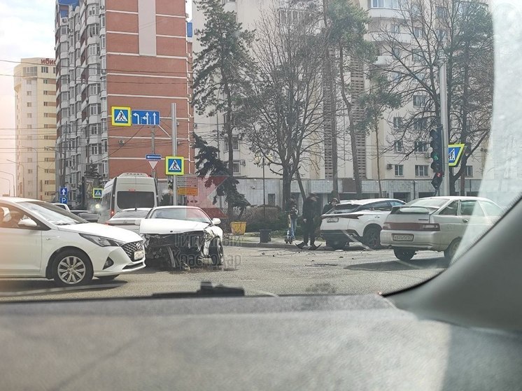 В центре Краснодара случилось ДТП с участием двух автомобилей