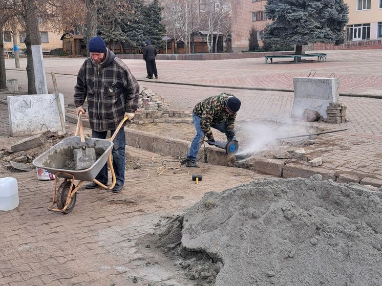 В Токмаке продолжаются работы по благоустройству города